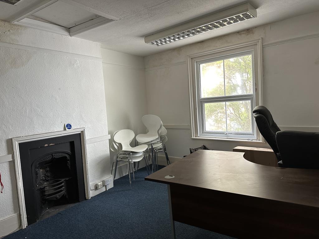 Lot: 19 - TOWN CENTRE COMMERCIAL UNIT FOR INVESTMENT - Office
